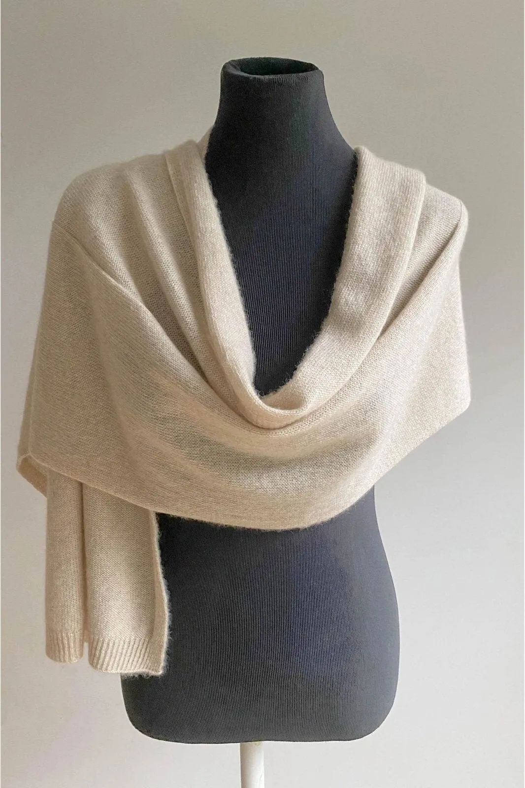 Cashmere scarf in beige for women