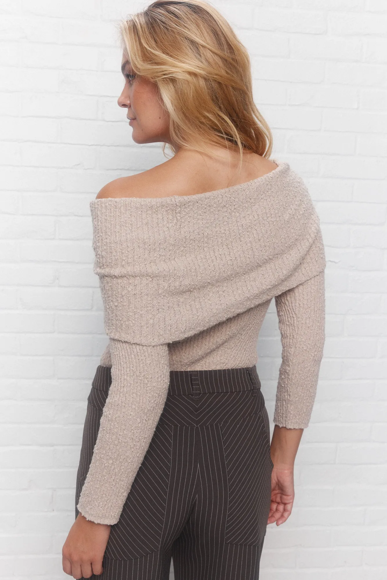 Sloane | Chandail tricot beige à épaules dénudées